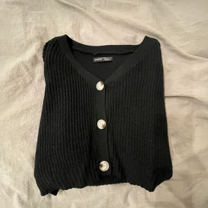 Stickad tröja - Stickad tröja med jättefina knappar, oanvänd. Köpare står för frakten<3