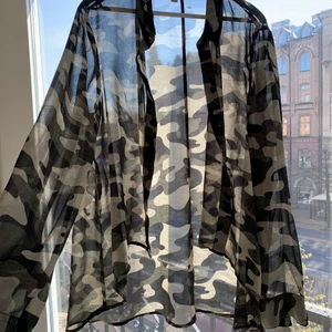 Camo skjorta - Världens finaste skjorta som kan använda både stängd eller öppen till outfiten 🥰 Väldigt tunn och sval. I Storlek S men passar definift en M med! En snabb affär uppskattas 🥳