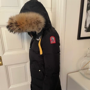 Parajumper longbear  - Säljer nu min parajumper som är 1 vinter gammal. Nyskick med kvitto från johnells. Storleken är XS men jag har vanligtvis S så passar båda. Nypris: 10499 pris kan diskuteras vid snabb affär😘