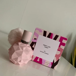 Ariana Grande parfym - Denna EDP parfym som jag inte använder. 30 ml. Paketet finns fortfarande den är inte använd alls. Nypris 399kr. 