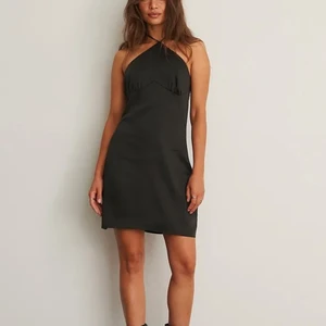 Svart klänning  - Säljer min svarta miniklänning i halterneckmodell. Aldrig använd, som ny med prislapp kvar💕 budgivning vid flera intresserade