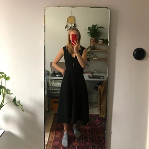 Finklänning  - Jättesöt klänning i storlek 36 från H&M i tjockt material. Bra skick! Skriv för mer bilder och info!❤️