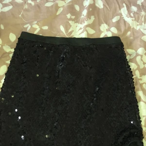 Glittriga kjol - Perfekt till tjejkvällar eller fest!! Älskar den bara att jag har två stycken likadana!! 100kr