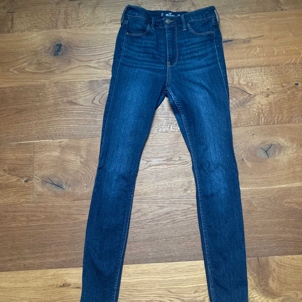Mörkblå jeans från hollister gott skick . Jeans & Byxor.