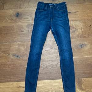 Mörkblå jeans från hollister gott skick 