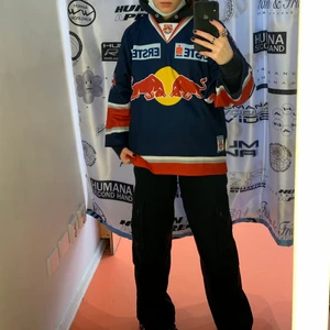 Redbull Jersey  - Jersey-tröja köpt secondhand i Stl S. Den är lite oversized på mig som är XS-S. 100% polyester och materialet känns som en vanlig träningströja. Frakt ingår ej i priset!