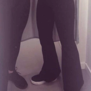 Mjukisbyxor i Bootcut modell - Favoriter som blivit för små, inget som visar på att de är väl anvånda