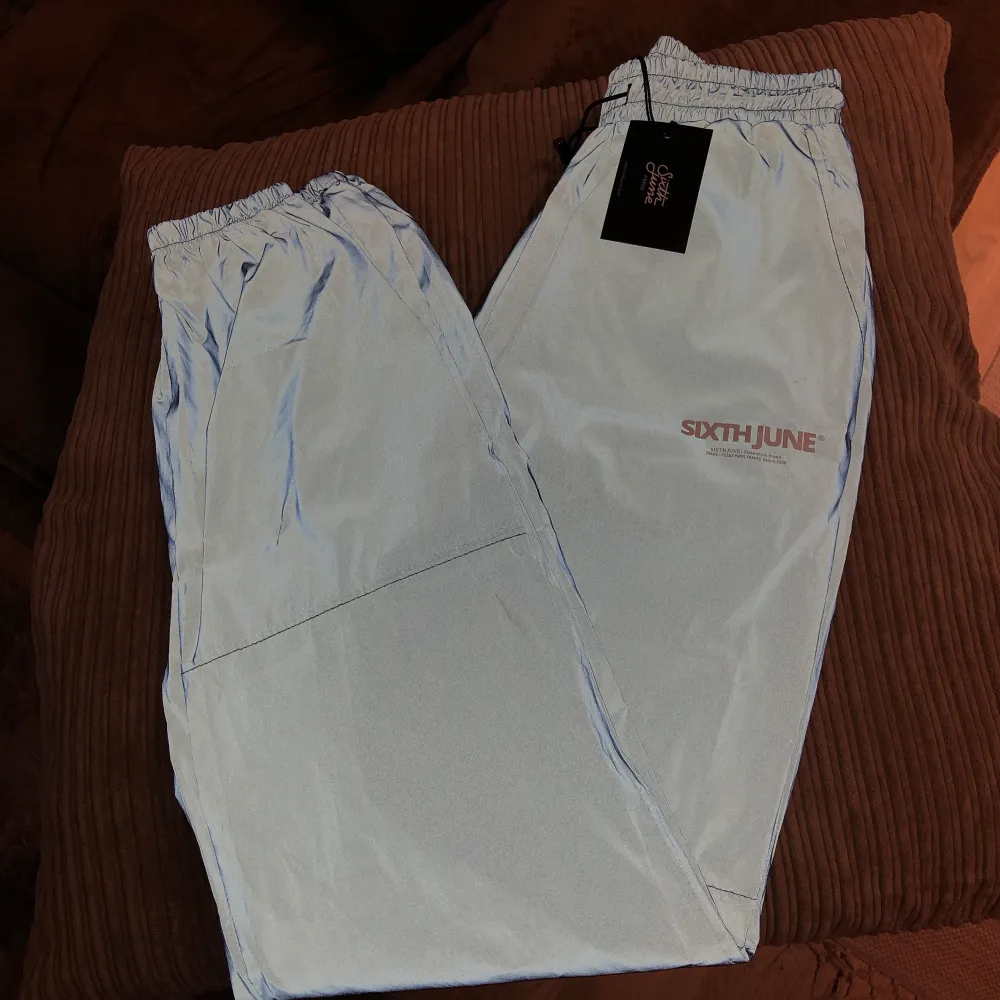 Oanvända byxor från Sixth June! Storlek M, Säljer för 400:- plus frakt 😁. Jeans & Byxor.