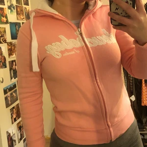 Douchebag Sweden huvtröja strl S 💕 - Väldigt mysigt material på innersidan! Skön då de är kallt ute 🌷 Knappt använd.  Nypris 799kr..