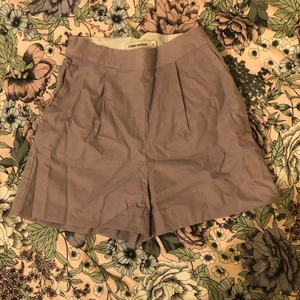Lila shorts från Carin Wester 🌷 - Jag köpte shortsen för längesen och kunde inte använda de knappt då shortsen satt för tajt, därav säljer jag dom. Kanske använda tre gånger. Materialet är inte alls stretchigt , så ha det i åtanke om du funderar på att köpa dom! ✨ (ser lite skrynkliga ut på bilden, förlåt för det)