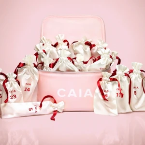 Caia Adventskalender  - Säljer nu Caias adventskalender (ENDAST PRODUKTERNA necessären vill jag behålla) slutsåld! högsta bud vinner