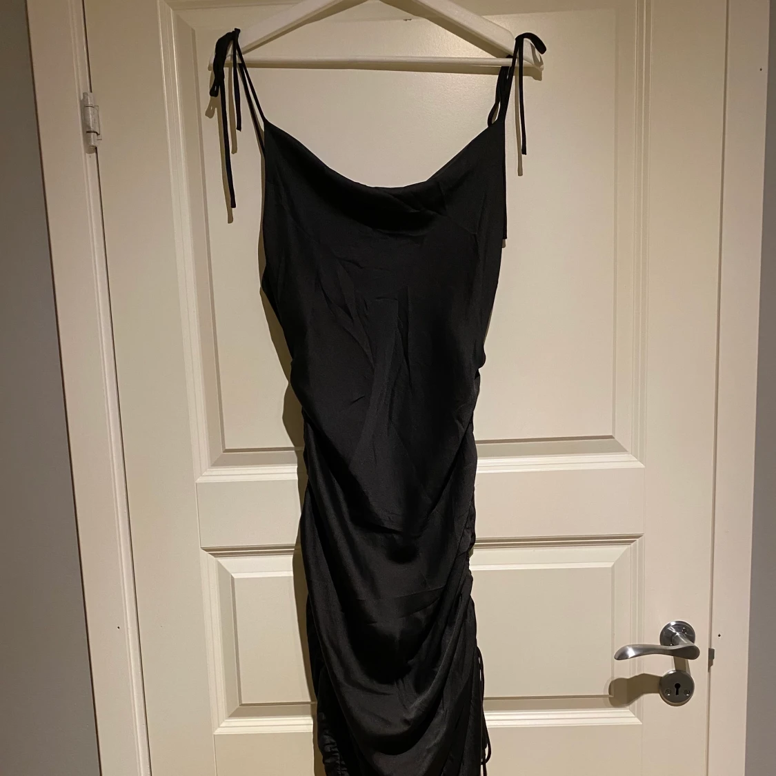 Svart satinklänning