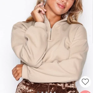 Cropped sweater - Cropped beige sweater från Nelly i storlek S