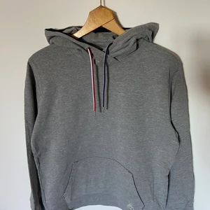 Grå tröja  - Grå tröja  Mitt pris: 70kr Skick: 7/10 Storlek: S