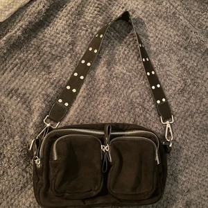 Svart väska  - Fin väska från Gina tricot, köpt för något år sedan och använd 1-2 gånger. Det är inga defekter på den, så gott som ny! Köparen står för frakten