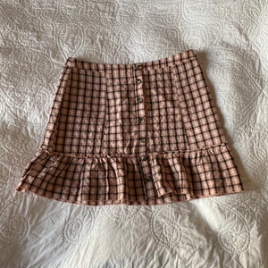 Urban Outfitters kjol - Rutig kjol från Urban Outfitters i strlk M! Använd ett fåtal gånger men i mycket bra skick! 🥰💕