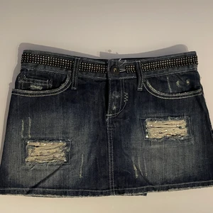 Y2k minikjol - As snygg 2000s rhinestone minikjol💗 köptes i Italien för ett år sen för 400kr, men säljer eftersom den har blivit för liten tyvärr💗💗 inga defekter alls😍 midjemått:76cm💓köparen står för frakten!