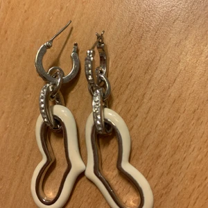 Guess örhängen  - Köpt från guess. Perfekt skick 