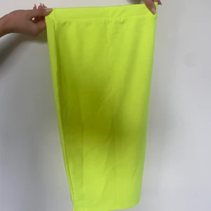 Figursydd tight neonljol - Aldrig använd endast testad, tight neonkjol från NELLY i stel S men passar mer XS-S. 