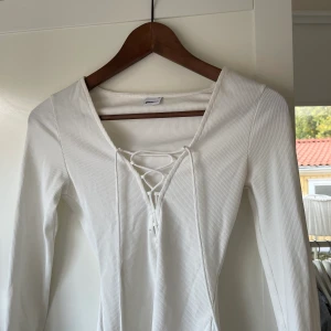 topp från ginatricot - En snygg topp från Ginatricot 💗 i storlek S. Säljer för 45kr + 66kr i frakt 