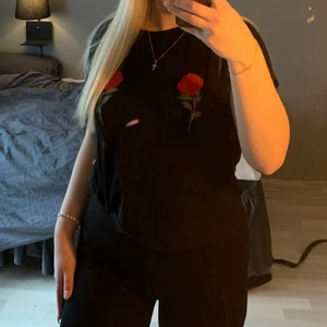 T-shirt med rosor - Jätte gullig t shirt men rosor på brösten. Använd max 2 gånger.