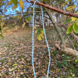 Halsband - Detta är ett halsband som är gjort på rocaillespärlor i färgerna rosa, blå och grön!💞
