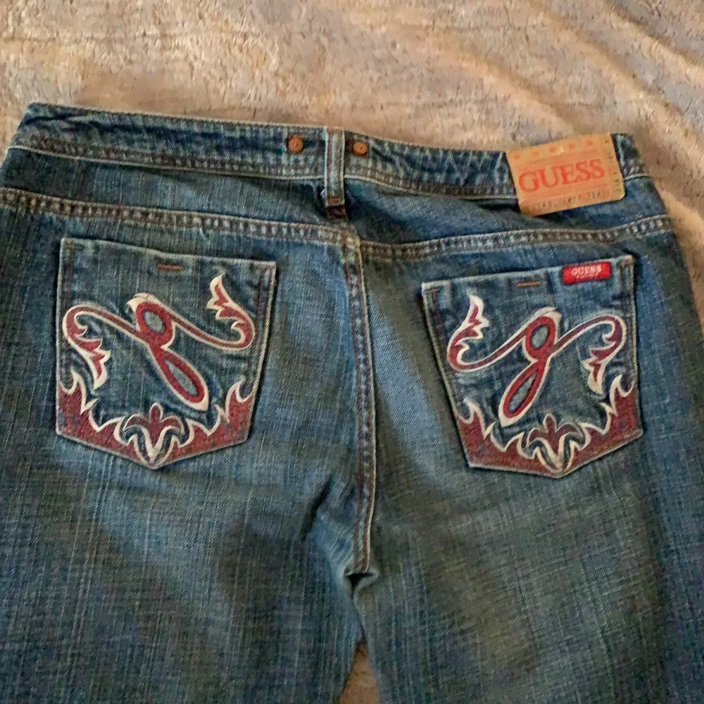 Vintage jeans från Guess som är i bra skick utöver mindre slitage vid benöppningen. Jeans & Byxor.