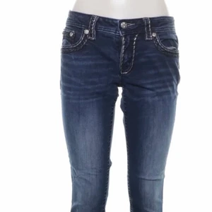 Intrese koll - säljer endast vid bra bud start bud är 280 kr de är köpta på sellpy om fler vill köpa blir de budgivning 💋💋 de är skinny de är lite stora där nere på mig för är 148