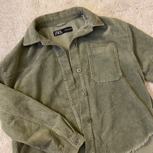 Zara jacka - Säljer min fina gröna skjortjacka från zara i manchestertyg💚 Köpt för 359! Bara använd någon enstaka gång så jättefint skick, som ny!! •Köparen står för frakt och betalning sker via swish•