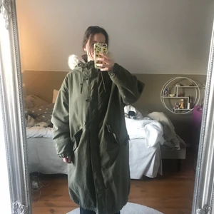 Monki vinterjacka  - Denna jacka köpte jag för ett antal år sedan, använt sparsamt en vinter. Den är väldigt lång men passar ändå mig som är ganska kort 1.62cm. Den har förlorat en knapp på framsidan men det går att sy på en ny om man har knappar att tillgå! Fler foton kan skickas via sms😊 passar bra om om vill ha en lite tjockare tröja under för att inte frysa. 