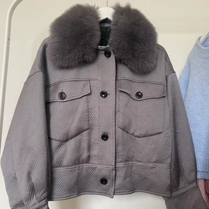 Meotine jacka - Superfin jacka från Meotine, strl M/L. Knappt använd då det inte är min stil riktigt. Passar mindre storlekar också, jag brukar ha S/M i jackor. Frakt tillkommer💘 vid snabb affär: 2200kr