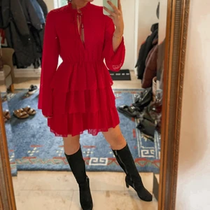 Linn Ahlborg x NA-KD klänning - Röd klänning från Linn Ahlborg x NA-KD launchen i storlek 36. 