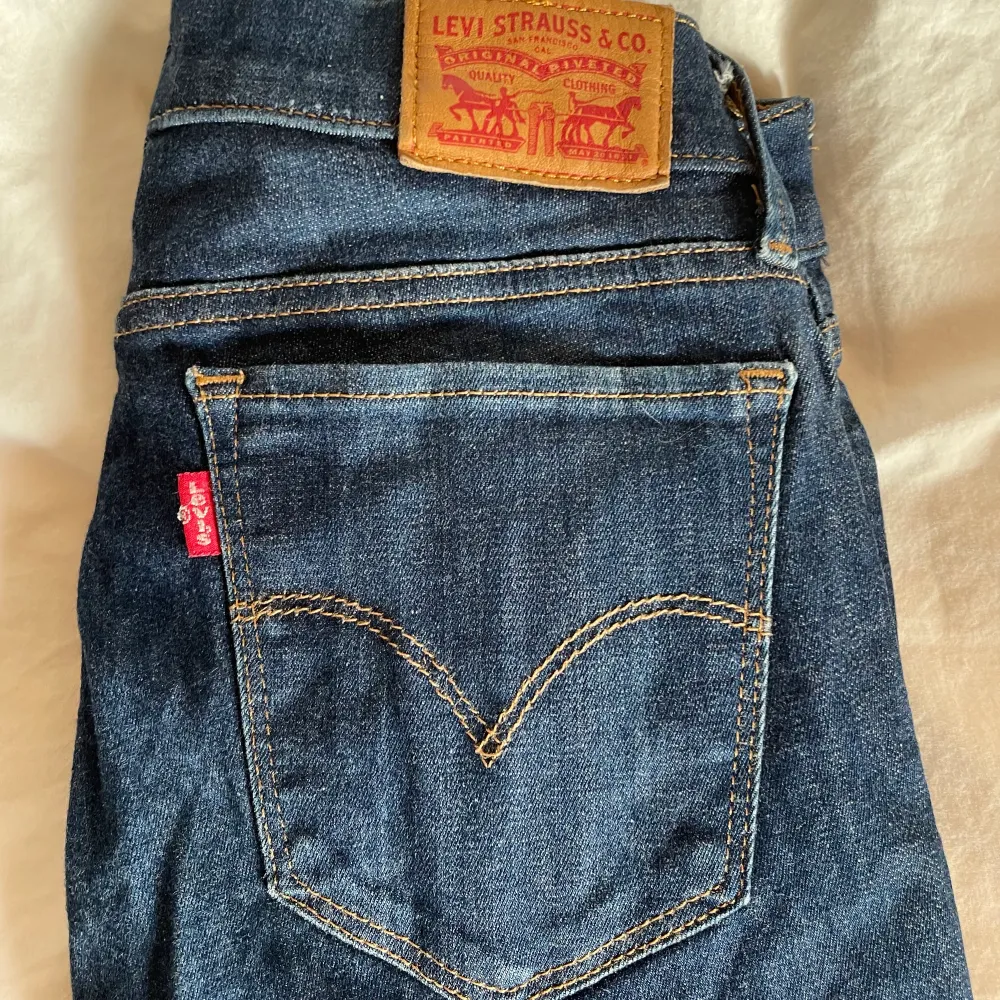 Säljer mina Levi’s jeans i mycket bra skick, knappt använda. Modellen heter ”710 super skinny” och är i storlek 27. Köpare betalar frakt.. Jeans & Byxor.
