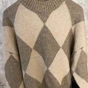 Stickad tröja  - Supermysig stickad tröja från Pringle of scotland X HM. I jättefint skick och perfekt nu inför vintern. Säljs inte längre på HM💗💗✨