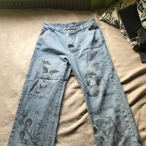 Jeans med tryck ej säker på pris kan diskuteras.