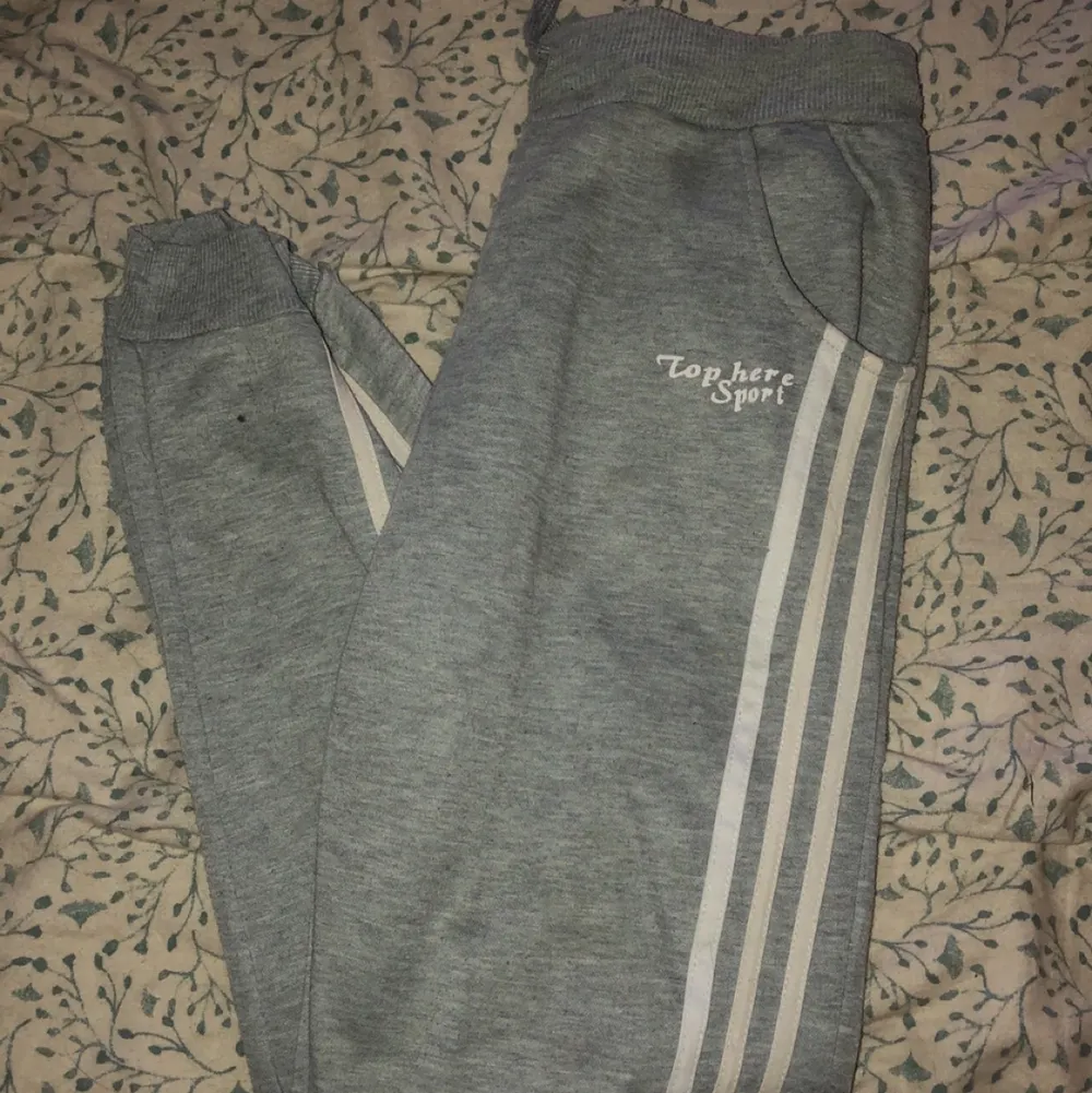 Adidasliknande joggingbyxor, lite noppriga men går enkelt att ta bort. Storlek m, blir inte så pösiga på en m, så passar en s också. Beroende på hur man vill att dem ska sitta. ☺️ det är inte äkta adidas, se sista bilden. Där är ett annat märke uppe vid låret, vill man är det bara o ta bort så syns det inte. Men där är 3 streck och ser precis ut som Adidasbyxor.  . Jeans & Byxor.