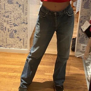 Lågmidjade jeans  - Ett par lågmidjade jeans från U.S. Polo Assn, i storlek 34! De är aningen för korta för mig som är 172 där av säljer jag vidare. Jeansen har en liten målafärgsfläck på ena främre fickan, kan skicka bild privat. (Bilderna är från tidigare säljare) 