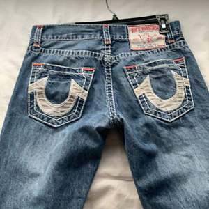 Snygga jeans från true religion!! Jättebra skick med fin vit söm! Perfekt för dig som vill ha lowwaist jeans . Storlek 30 