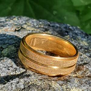 Guld och silver ring av rostfritt stål, storlek 20, diameter 18mm, den färgar inte av eller gör dina fingrar gröna eftersom de är gord av stål.