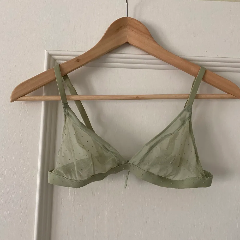 Så söt bralette från weekday i ett genomskinligt tyg ❤️. Övrigt.