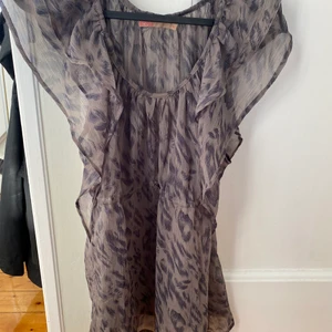 Blus  - Fin blus med volang och knytband i midjan. Från Saint Tropez i storlek M