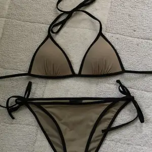 Beige/brun och svart bikini med två toppar som medföljer. Allt köps tillsammans för endast 149kr. 