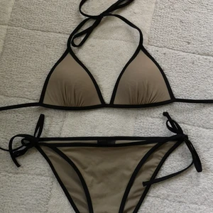 Bekini  - Beige/brun och svart bikini med två toppar som medföljer. Allt köps tillsammans för endast 149kr. 