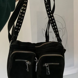 Noella väska - En helt äkta noella väska, i svart. Orginalpris: 600kr. Alla ”nitar” och dragkedjor är kvar och hela, och väskan är i bra skick. BUDA I KOMMENTARERNA 