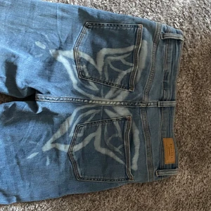 Jeans med fjärilstryck  - Bootcut jeans i storlek 36 med fjäril på rumpan, riktigt coola jeans till garderoben, jag kan mötas upp i Eskilstuna annars står köparen för frakten ❤️🌟