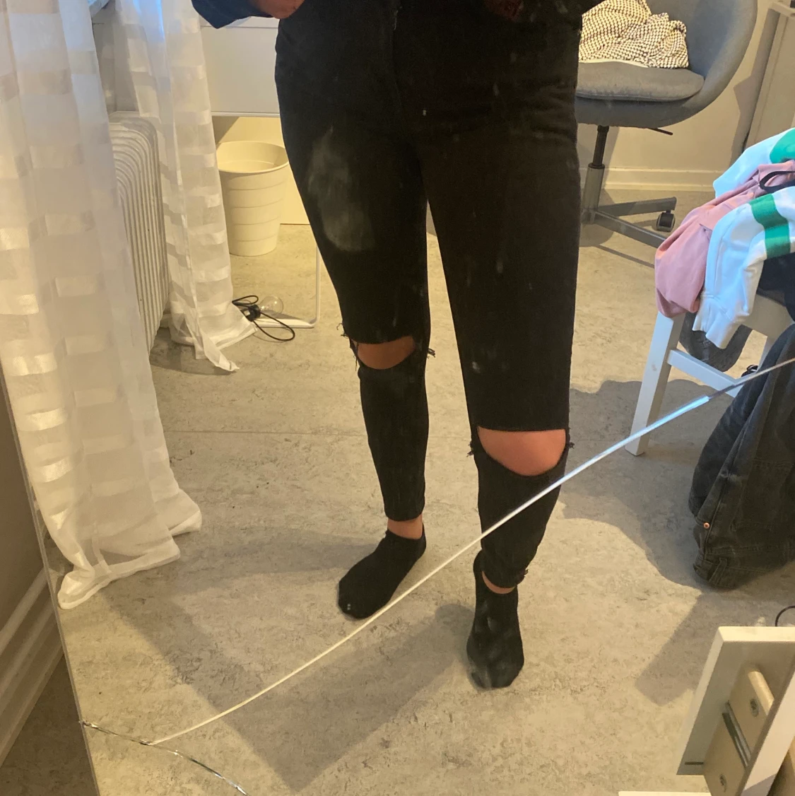 Svarta slitna jeans med dragkedjor nertill