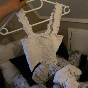 Sommar topp - Fint linne från hollister, köpte förra sommaren men har knappt använt, säljer för 75kr exklusive frakt💕