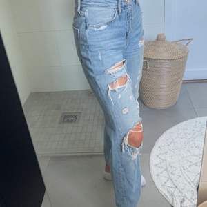 Ljusblå raka jeans från H&M med hål. Strl 26 high Waist. 80kr+frakt 💙