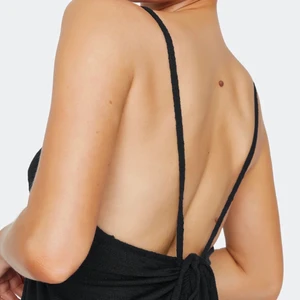 Långklänning - Säljer denna superfina och sköna långklänningen från bikbok, liknar den trendiga rosa klänningen från H&M i modellen💗 säljer då den inte kommer till användning då jag har en likande i blått istället. Nypris 400kr, använd en gång💗