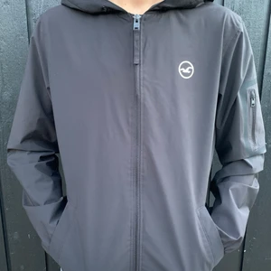 Hollister vindjacka svart i storlek M - Den är oanvänd och väldigt bra skick. Köpt för 500kr men säljer den för 350. Väldigt skönt material inuti vindjackan. 